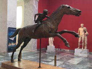 Statua di bronzo di un cavallo con un giovane fantino ritrovata in una nave affondata davanti a Capo Artemision in Eubea. Circa 140 a.c.