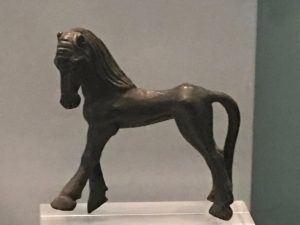 Il cavallo è sempre presente nelle raffigurazioni dell'antica Grecia. E numerosi sono i cavalli famosi. Fra questi Balio (Balios, dal significato di "pezzato, pomellato") e Xanto (Xanthos, dal significato di "giallo, fulvo, baio") erano due cavalli immortali nati dal vento dell'ovest Zefiro (oppure, secondo un'altra tradizione, da Zeus) e dall'Arpia Podarge. Entrambi avevano il dono della parola, concessogli da Era. Erano guidati da Automedonte, il cocchiere di Achille.